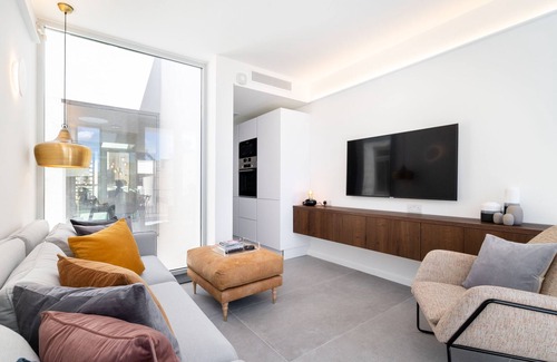 Sliema House | New! Beautiful Art Deco Townhouse 150m to Beach. (Daily Housekeeping incl)