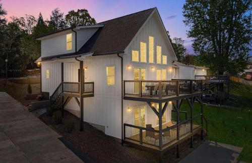 Kenilworth House | New Beautiful Home with Mtn Views, 2 Decks, Walk to Biltmore Village