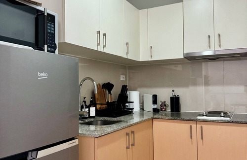 Legazpi Village Condo | New! Big Glass 1 Bedroom with 500Mbps WiFi & 65" TV Netflix