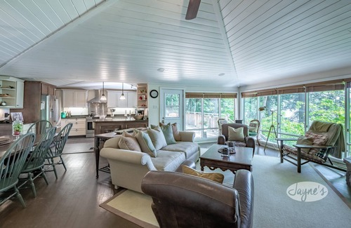 Minett Cottage | New Boathouse! Traditional Beauty 4Bed, 3Bath Cottage & Bunkie on Lake Rosseau!