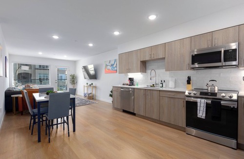 San Diego Apartment | NEW BUILD-ideal San Diego location, Little Italy, Gaslamp-WiFi, AC, 2x King beds