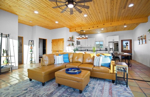 Taos House | New Build! - Relax to the most Expansive sunsets east of the Rio Grande.