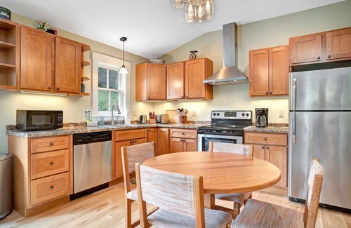Hartland Apartment | New! Charming 1BR Hideaway | Hartland Hill House