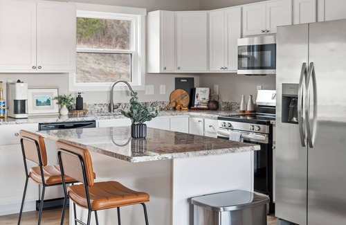 Crittenden House | NEW! Charming 3-bedroom home with WiFi, near Ark Encounter, King Bed, sleeps 7.
