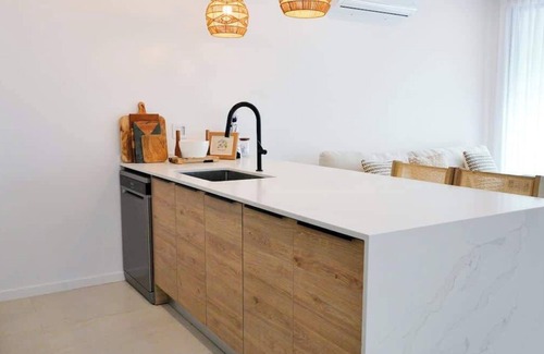 Gibbes House | New CHIC 3BR Villa, Walk to Beach! Pool & Terrace