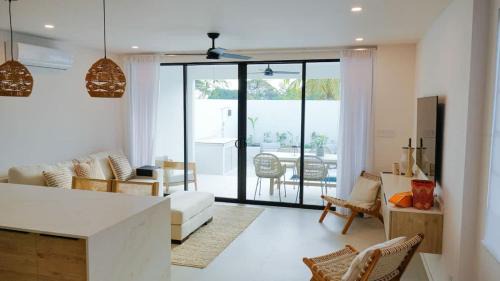 Gibbes House | New CHIC 3BR Villa Walk to Beach Pool & Terrace