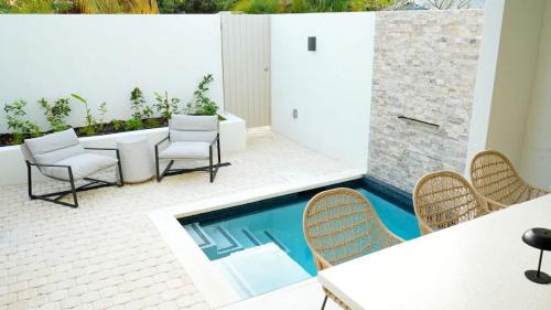 Gibbes House | New CHIC 3BR Villa Walk to Beach Pool & Terrace