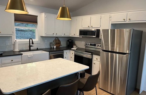 Cleveland Cottage | New Construction Modern Mountain Cabin close to Helen and Dahlonega