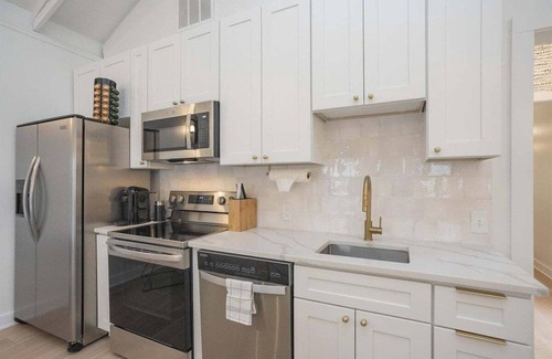 Eastwood Apartment | New Construction - Sleeps 4 - Close to Broadway!