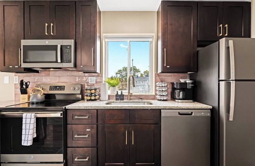Roseville Apartment | New!Contemporary UpperFlat Near Downtown Roseville