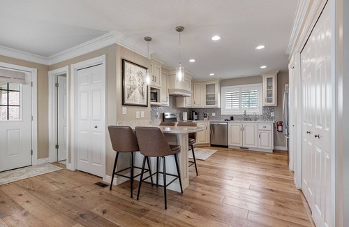 Heber House | New! Cottage on the Hill, Sleeps 6, Incredible Views, Garage, Office, Gym