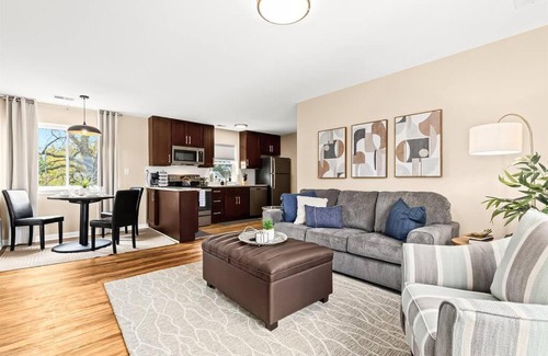 Roseville Apartment | New! Cozy 1BR minutes from Downtown Roseville