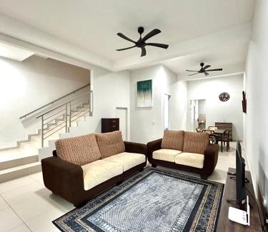 Ayer Panas House | New Cozy 4-bedroom Terrace Home