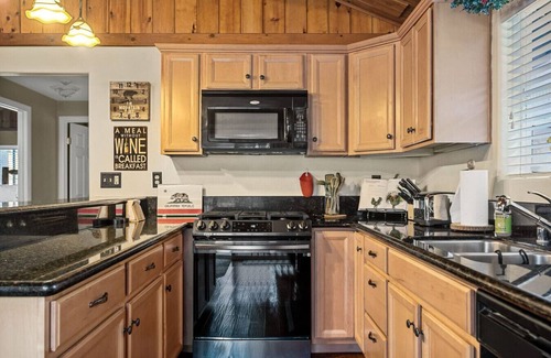 Big Bear House | *NEW* Cozy Beartime Story Cabin + BBQ + 2BR