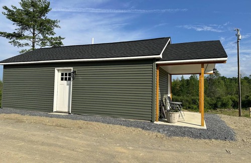 Oakland Cabin | NEW Cozy Cabin located in Oakland tucked away in a peaceful wooded scene.