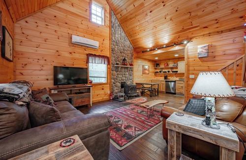 McHenry Cabin | New! Cozy Cub Cabin: Lake Area, Dogs Ok, Hot Tub, Fire Pit!