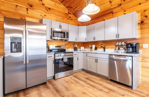 Gatlinburg - Pigeon Forge Cabin | "New" Cozy Family Retreat! Beautiful Mountain Views! Hot tub! Arcade!