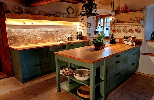 Grainet House | NEW! Cozy Sacherl, private whirlpool, sauna and fireplace. Fenced garden.