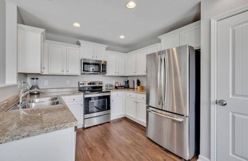 Spring Hill House | New! Cozy Spacious 3BR Spring Hill Home!