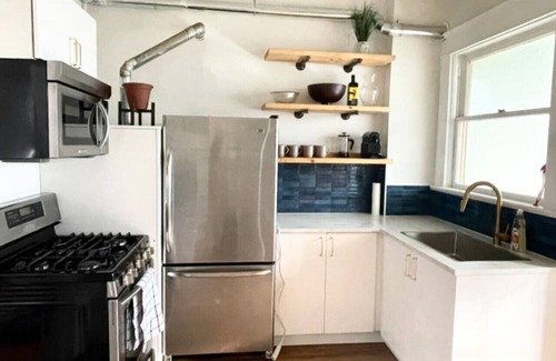 Marpole Apartment | *New* cute & charming sleeps 6 in South Van