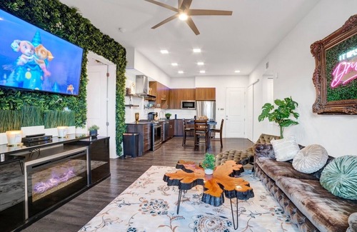 Enterprise Condo | New! Dream Haus w/private balcony. 10 minutes to Las Vegas strip