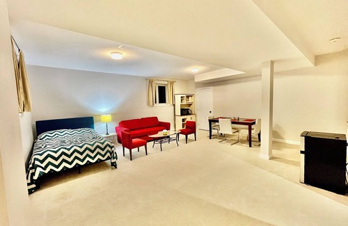 Ottawa Division House | New Entire Upper level basement suite. Bright and spacious. Pet friendly.