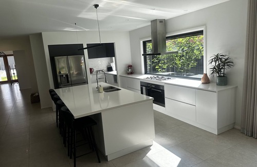 Bundalong House | NEW Family Holiday Home backing onto the river! Table Tennis table! Sleeps 13