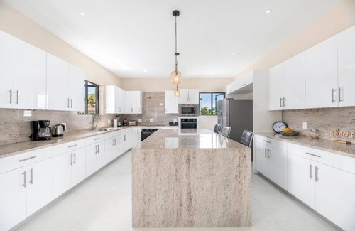 Maynards House | New Family-sized House w/pool, 5 mins from beach
