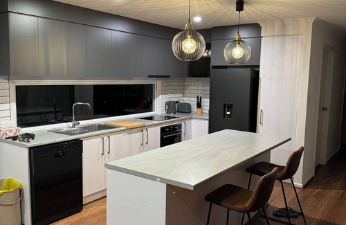 Para Wurlie House | *NEW* Flahertys Beach House: 200m to beach, inc. linen. Pets, SPA , Owner hosted