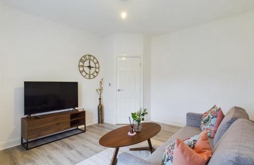 Cheltenham Apartment | New Fresh Central Wifi Skyline
