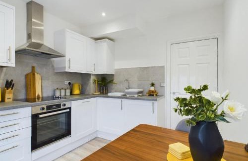Cheltenham Apartment | New Fresh Central Wifi Skyline