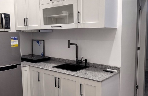 Sampaloc Apartment | New Furn 1 Br/1 Bath/Kitchen, Manila-Univ Belt, AC, Hot water, Wifi, Netflix -u1