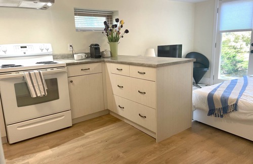 Saanich East Apartment | New gorgeous private studio suite in country setting with laundry and parking.