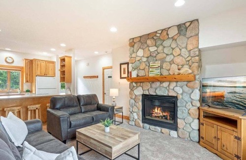 Nisswa House | NEW! Gull Lake Retreat steps from shore, Pontoon Rentals, Sports Court