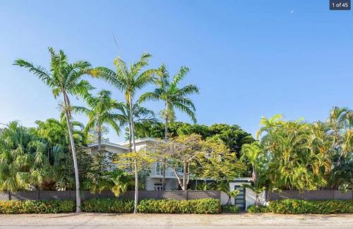 New Town House | New Hidden Oasis- Waterfall Pool Close to Beach
