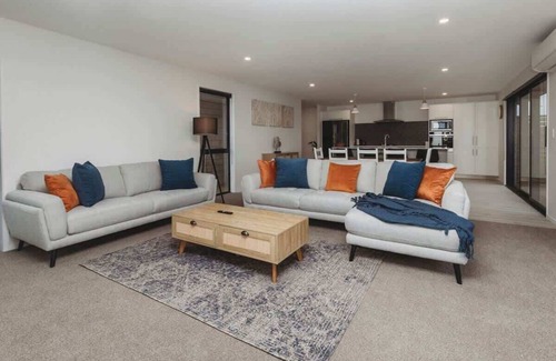 Bell Block House | New Holiday Home with Mt Taranaki Views