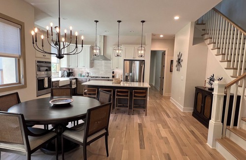 Cheshire House | NEW Home in Cheshire Village - Stunning Mountain Views - 3BR 4BA - EV Charger