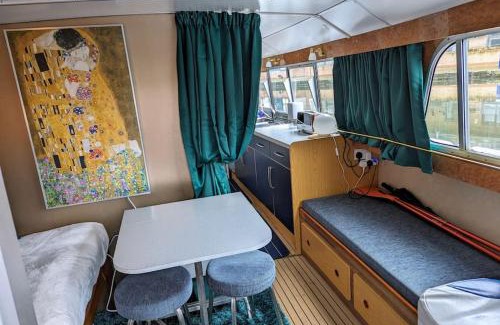 Chelmsford Boat Rental | New Horizon - A beautiful boat very conveniently located in Chelmsford City