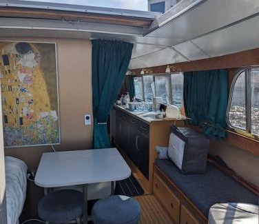 Chelmsford Boat Rental | New Horizon - A beautiful boat very conveniently located in Chelmsford City