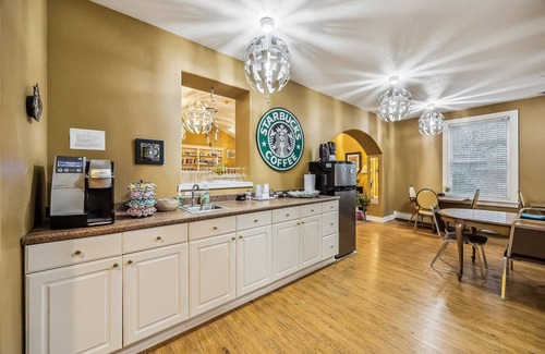 Cathlamet Condo | NEW! Hotel Cathlamet Room 218 - Queen Suite