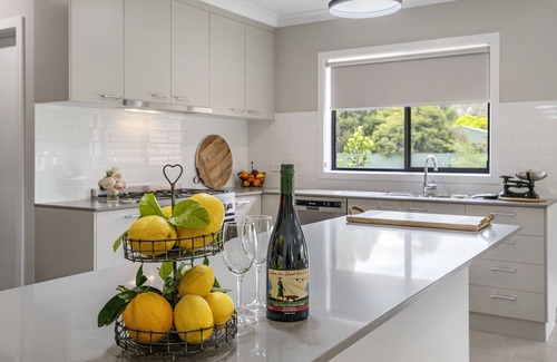 Euroa Villa | New house 3 Queen Rooms with 1 Ensuite plus bathroom - Maximum of 6 Guests.