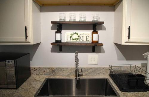 Northeast Houston Apartment | New Houston Home! Sleeps 10-12, Near Downtown, 4 Car Parking