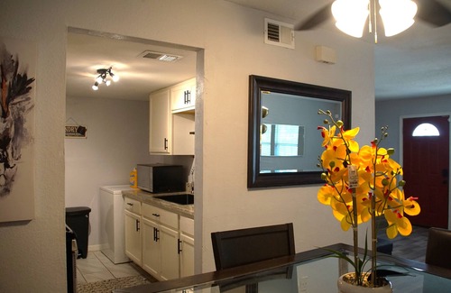 Northeast Houston House | New Houston Home! Sleeps 10-12, Near Downtown, 4 Car Parking