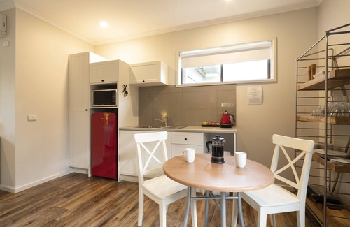 Bright Apartment | NEW Ideal for Couples and Pets-fenced garden-pets welcome inside-walk to town
