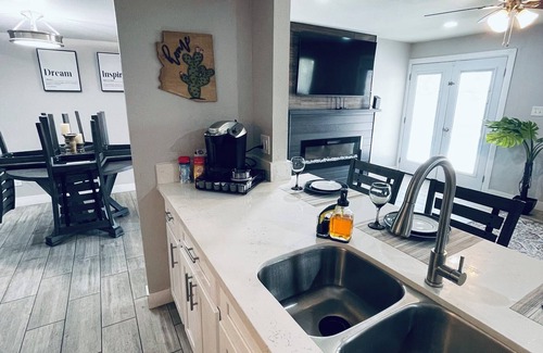 Glendale House | New & Improved Lovely 3-bedroom house in Glendale with WiFi, Pool & Mini Golf
