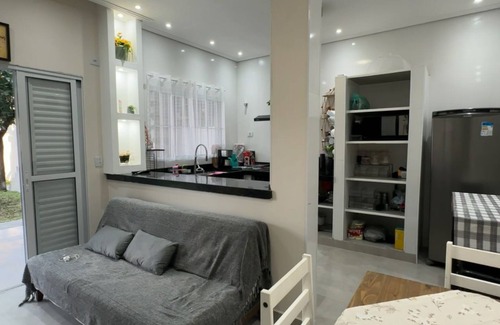 Jardim California House | New in the center of Caraguatatuba, with swimming pool and air conditioning.