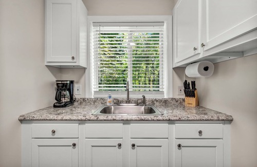 Berea House | NEW King Bed! Firepit and Near CLE, BW, Metroparks