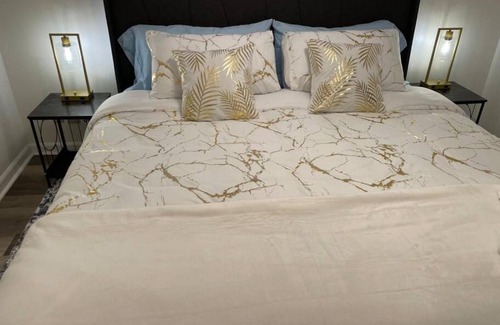 Commerce Apartment | NEW King Beds, 86 inch RokuTV, and Massage at the Comfort Haven