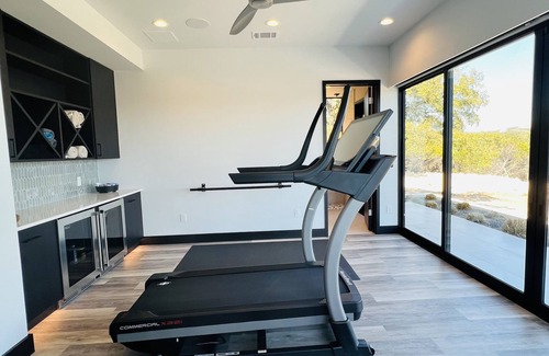 Greenshores House | New Lake Estate: Pickleball, Tennis, Pool on site. Great for SXSW, ACL, F1, Golf