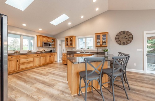 Waterfront Greens House | New! Lakefront Retreat: Lakefront, Dock Slip, Hot Tub, Fire Pit!